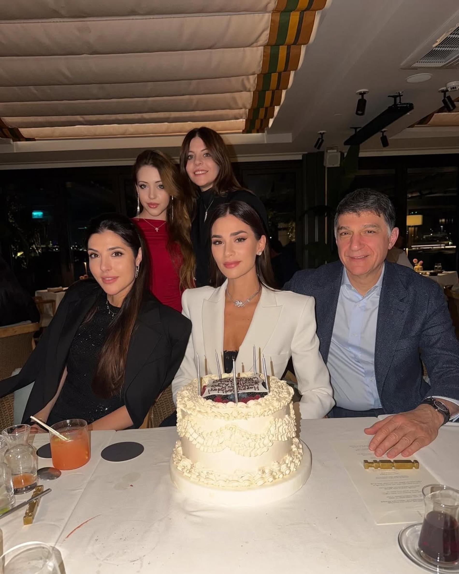 Анастасия Шубская с семьёй. Фото: Инстаграм (запрещён в РФ) @nastyashubskaya