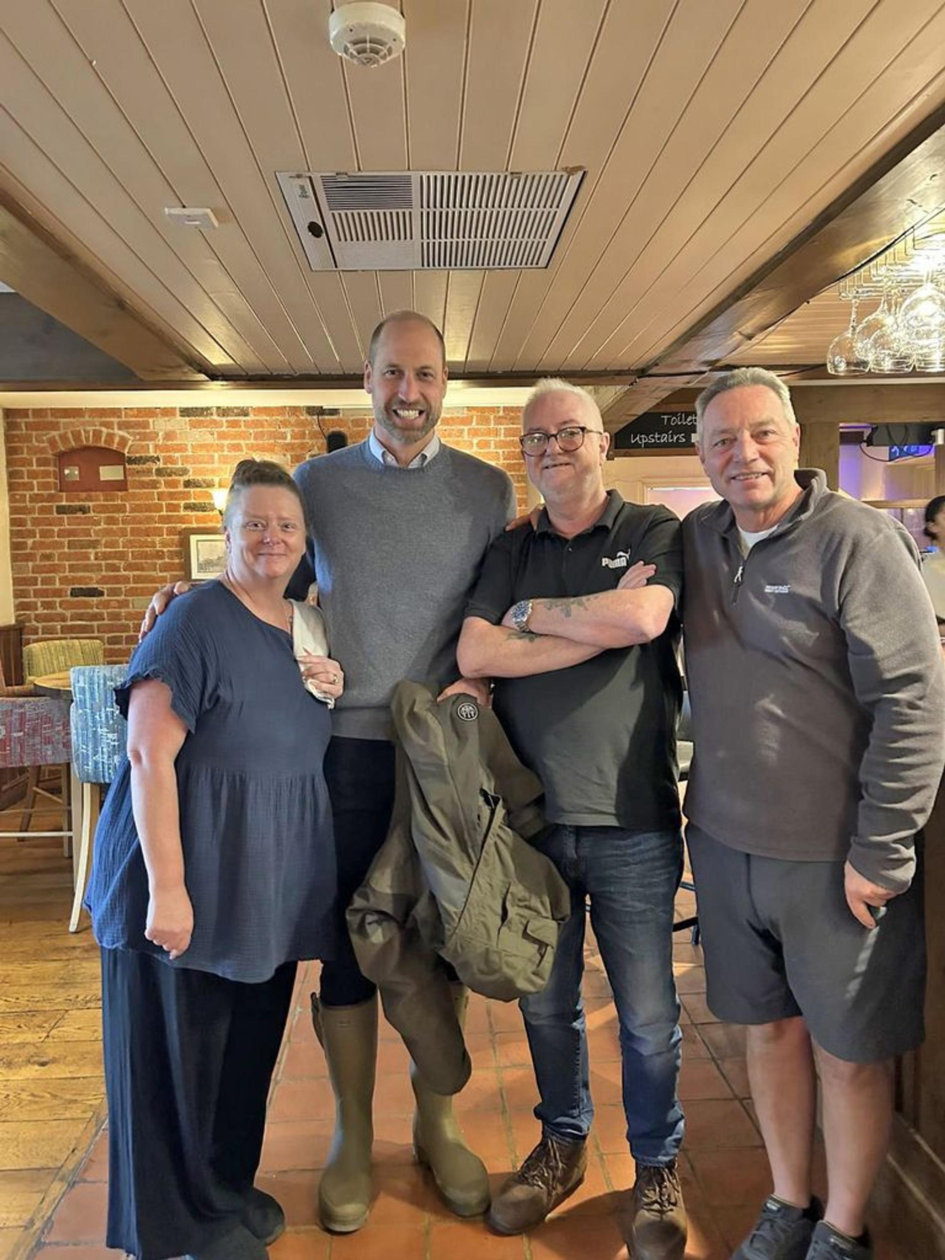 Принц Уильям в пабе. Фото: Shutterstock