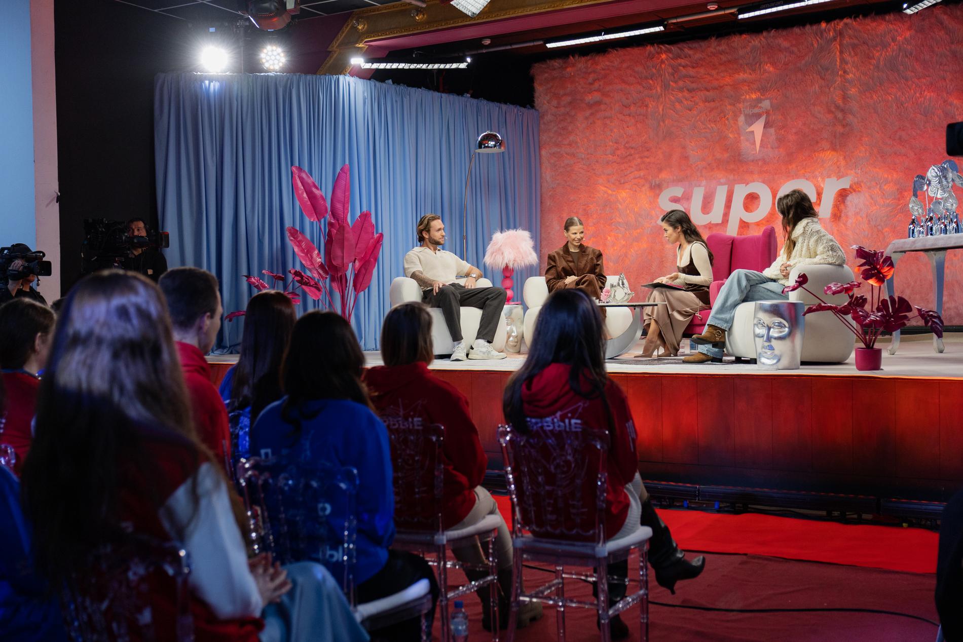 Влад Соколовский, Виктория Портфолио, Галина Ржаксенская, Евгения Кривцова и участники Движения Первых на съёмках паблик-тока «Super-люди». Фото: Super