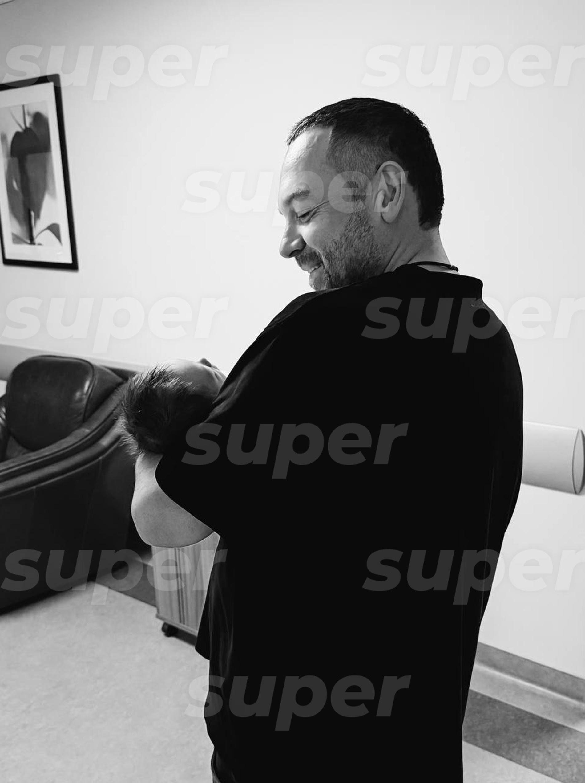 Эрик Давидович с новорождённым сыном. Фото: предоставлено пресс-службой героя материала