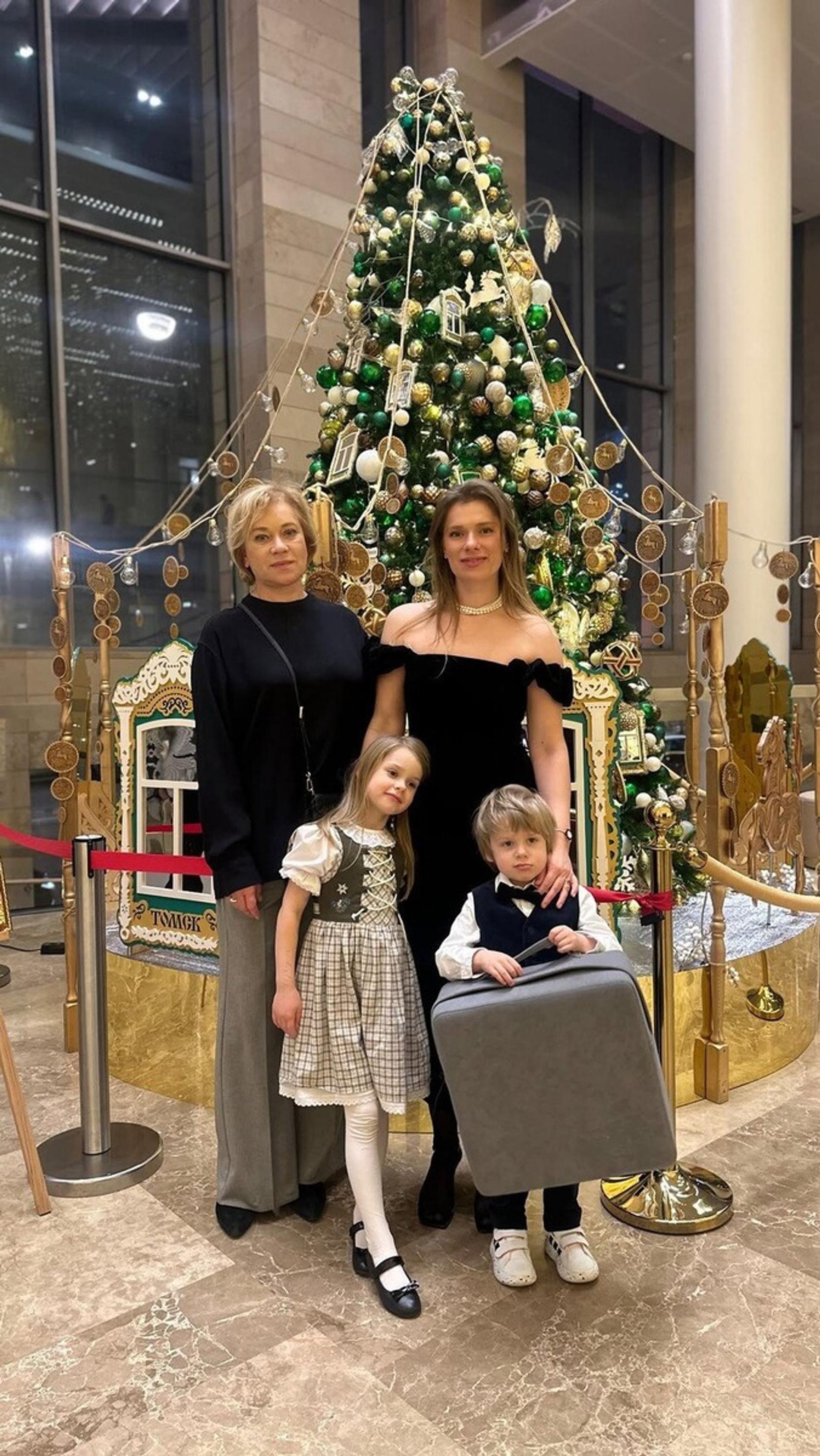 Дочь Алисы Фрейндлих появилась на публике вместе с семьёй