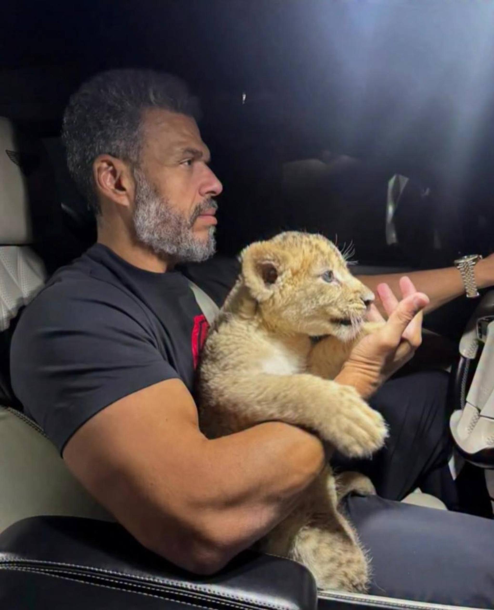 Эсам Шенино с львёнком. Фото: Соцсети Эсама Шенино