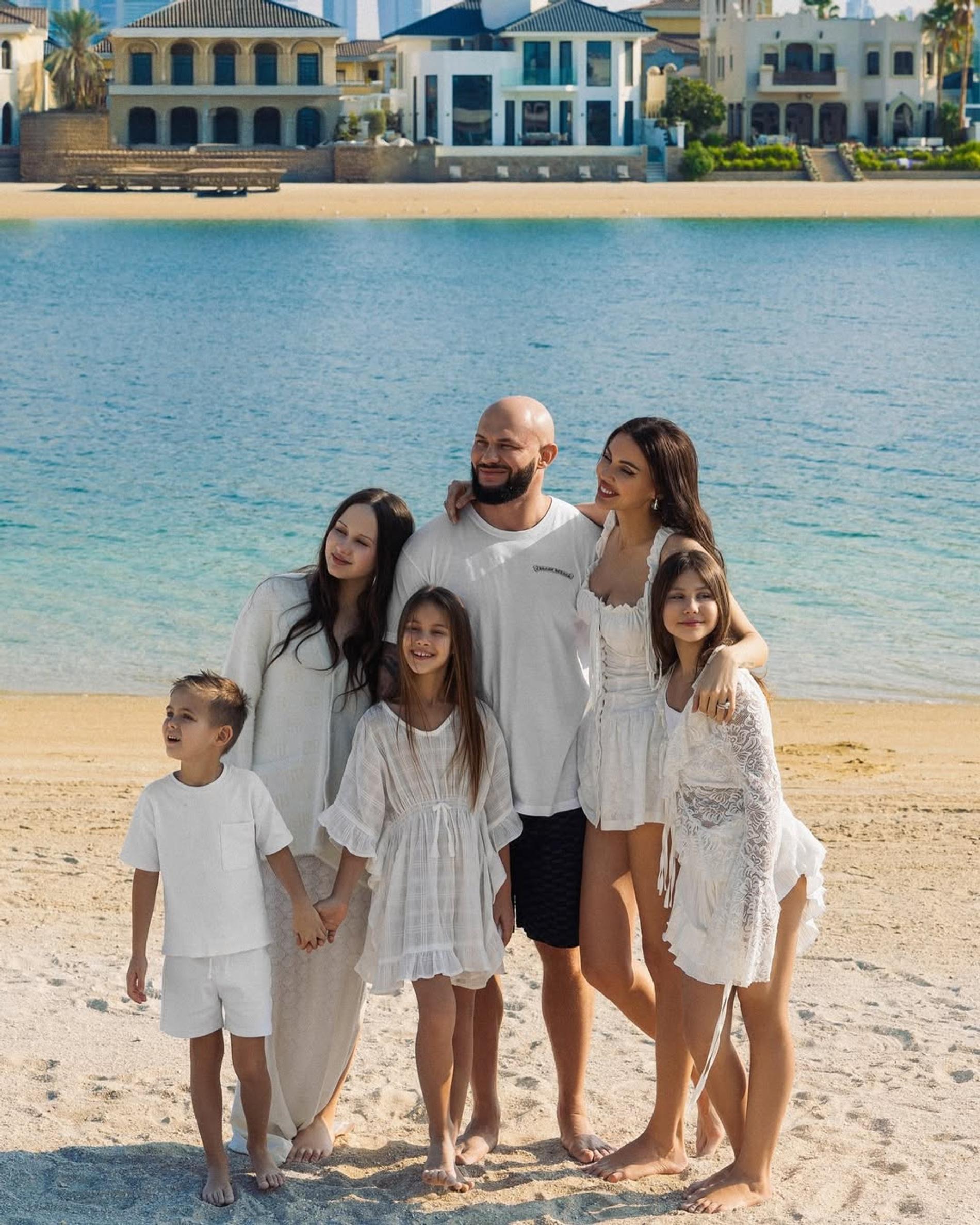 Джиган и Оксана Самойлова с детьми. Фото: Инстаграм (запрещён в РФ) @samoylovaoxana